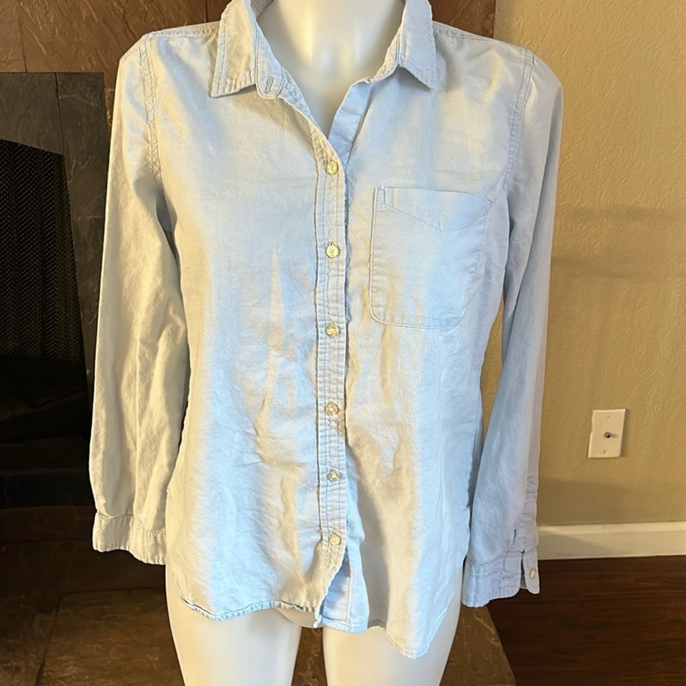 Old Navy women’s light blue long sleeve button-down shirt medium